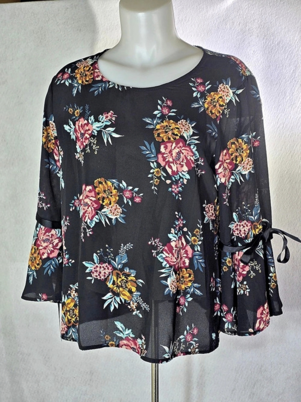Lily Black Floral Blouse in Black & Pink Size Medium Like New